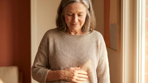 il grasso addominale dopo i sessant'anni è principalmente influenzato dai cambiamenti ormonali piuttosto che dalle abitudini alimentari, scoprendo le cause e le soluzioni più efficaci.