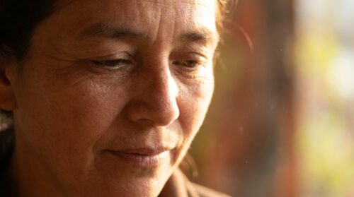 scopri come la psicologia spiega il motivo per cui alcune emozioni emergono solo dopo molto tempo, rivelando i segreti della mente umana e dei processi emotivi nascosti.