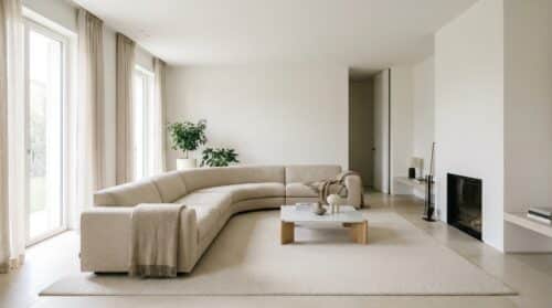 scopri come posizionare il divano per far sembrare il tuo salotto più spazioso grazie ai consigli degli esperti di arredamento. la regola degli arredatori finalmente svelata per ottimizzare gli spazi con stile.